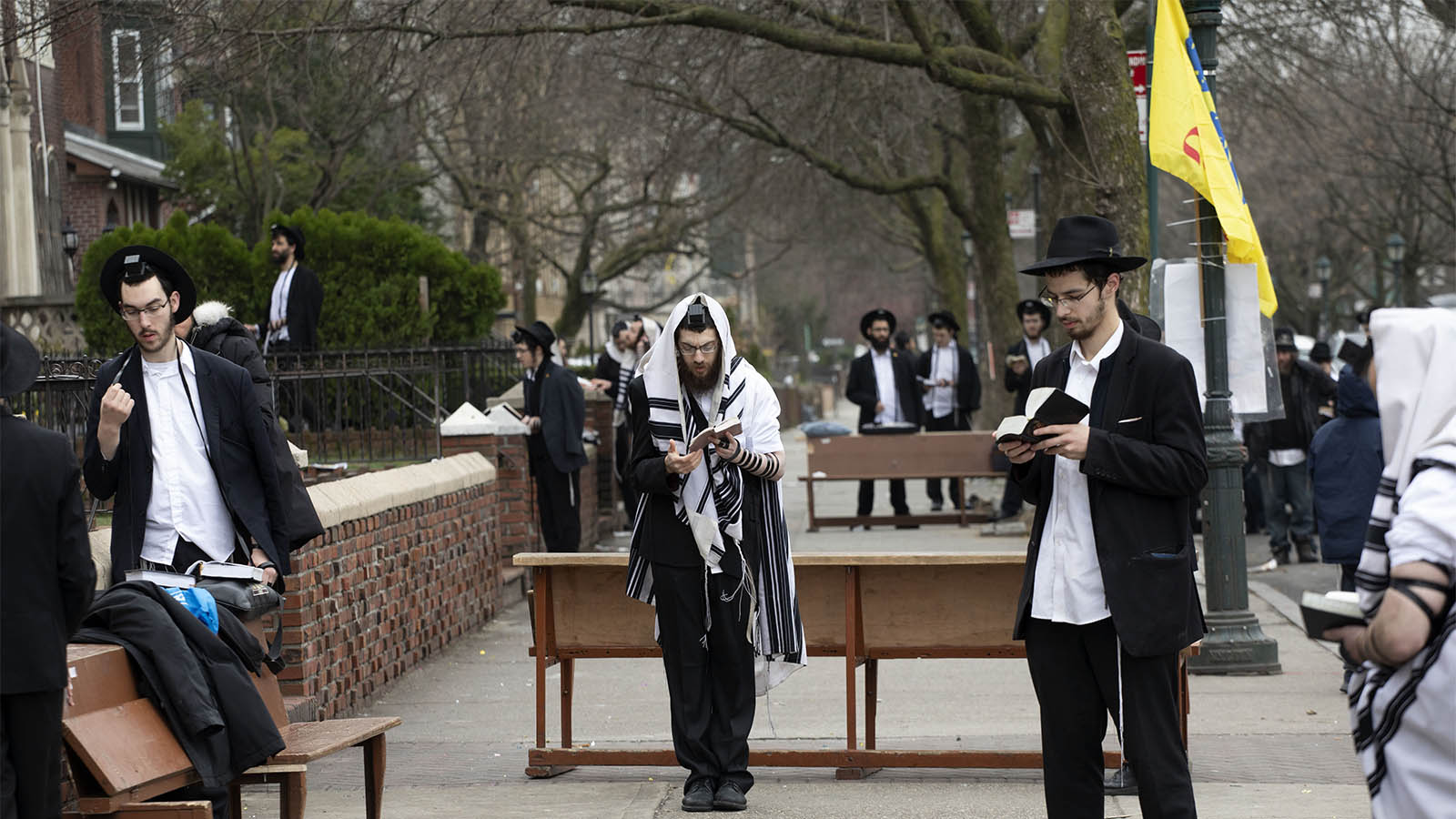 חסידי חב&quot;ד בברוקלין ניו יורק מתפללים בריחוק חברתי 20 במרץ (AP Photo/Mark Lennihan)