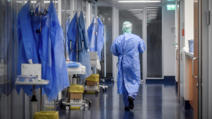 יחידת טיפול נמרץ בבית חולים באיטליה, מערכת בריאות שקרסה. (צילום: Claudio Furlan/LaPresse via AP).