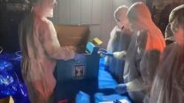 ארכיון: עובדים בספירת קולות בבחירות לכנסת ה-23  (צילום: ועדת הבחירות המרכזית)