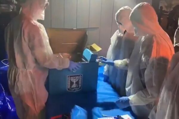 ארכיון: עובדים בספירת קולות בבחירות לכנסת ה-23  (צילום: ועדת הבחירות המרכזית)