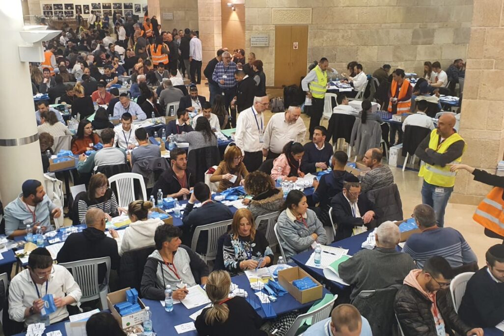 ספירת המעטפות הכפולות בבחירות לכנסת ה-23 במוקד ועדת הבחירות המרכזית בירושלים, 3 במרץ 2020(צילום: ועדת הבחירות)