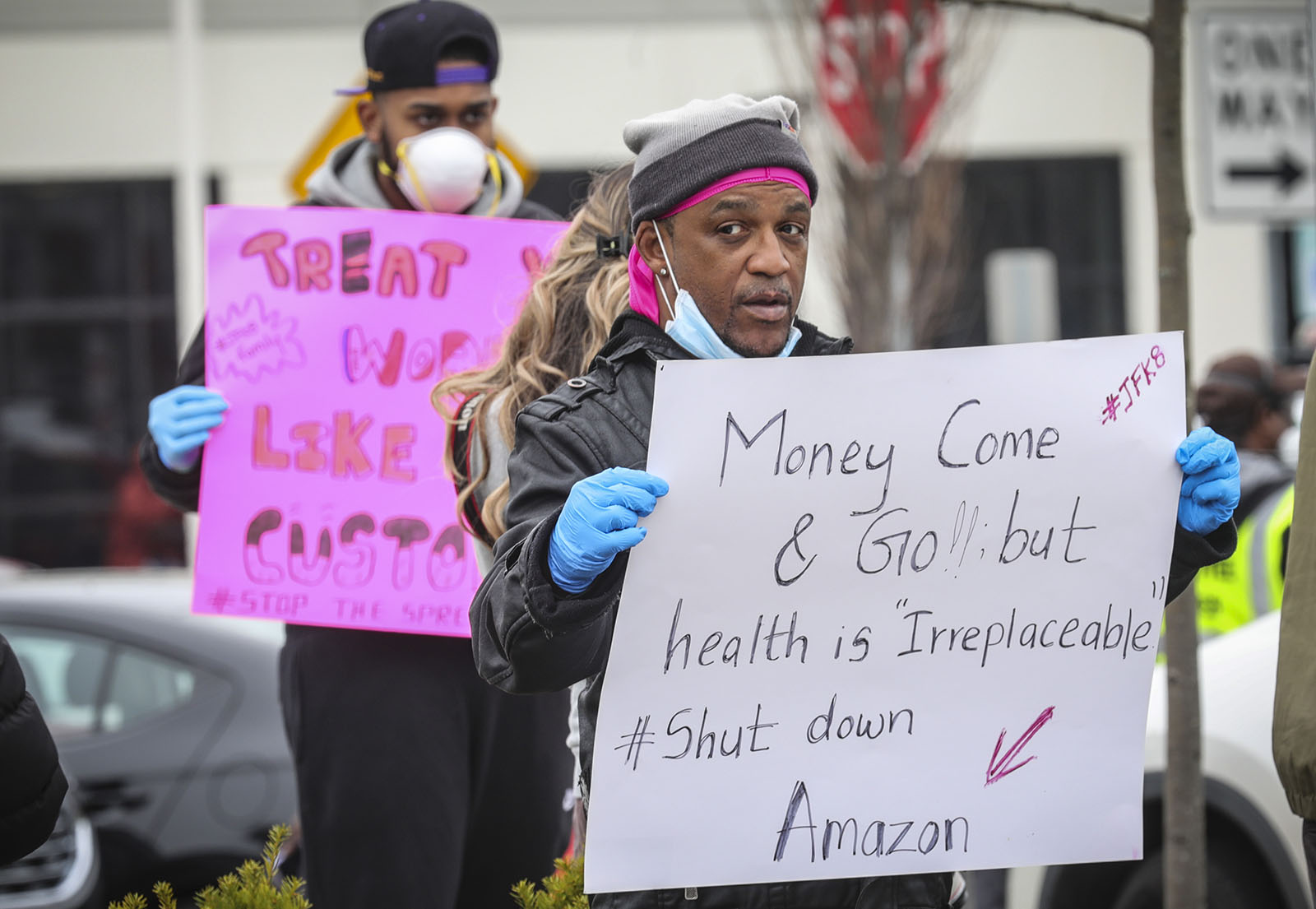 עובדי אמאזון בניו יורק מפגינים מול מחסנים של החברה בדרישה לקבל אמצעי מיגון מפני מגפת הקורונה בעבודה. 30 במרץ (AP Photo/Bebeto Matthews)