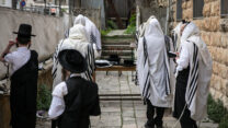 מתפללים במרחק בטוח בשכונת מאה שערים בירושלים בטרם האיסור על תפילה בשטח פתוח (צילום: אוליביה פיטוסי/פלאש90)