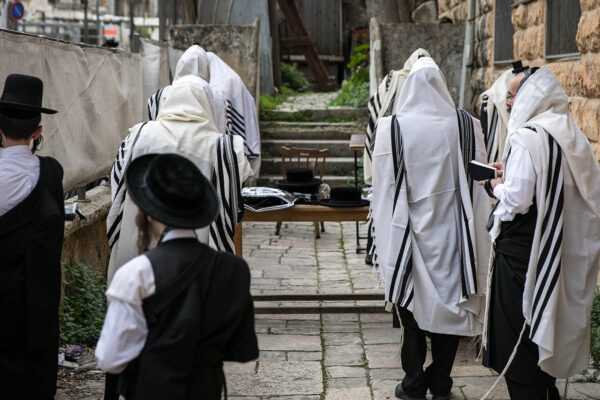 מתפללים במרחק בטוח בשכונת מאה שערים בירושלים בטרם האיסור על תפילה בשטח פתוח (צילום: אוליביה פיטוסי/פלאש90)