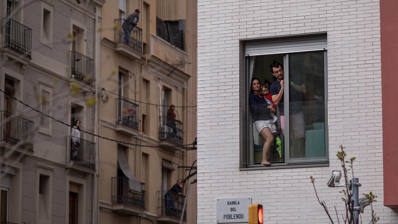 אנשים במרפסות במהלך סגר כללי בעיר ברצלונה שבספרד. 29 במרץ 2020(AP Photo/Emilio Morenatti)
