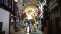 עובדי עירייה באיסטנבול עוסקים בחיטוי בשוק העירוני המפורסם שנסגר בשל התפרצות הקורונה. 25 במרץ 2020 (AP Photo/Emrah Gurel)