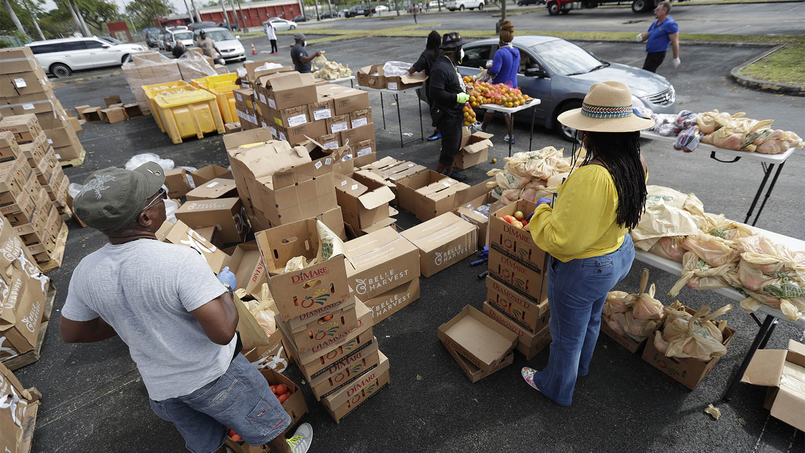 חלוקת מזון בשכונה במיאמי, ארה&quot;ב. 1 באפריל 2020. (AP Photo/Wilfredo Lee)