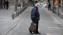 קשיש עם מסכה נגד קורונה. בשוק מחנה יהודה (צילום אילוסטרציה: נתי שוחט/פלאש90)