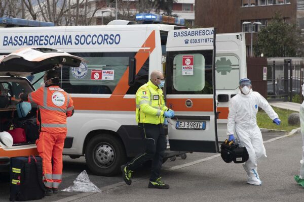 צוות רפואי באיטליה, מתכונן לקבלת חולי קורונה לבית החולים (AP Photo/Luca Bruno)