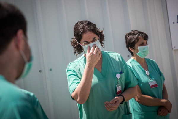 צוות רפואי שמטפל בחולי קורונה בבית החולים שערי צדק בירושלים (יונתן זינדלר / פלאש 90)