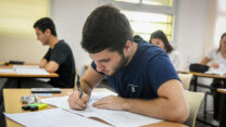תלמיד בבגרות במתמטיקה. 80% מתלמידי י"א-י"ב הם מחוסנים או מחלימים (צילום ארכיון: פלאש 90).