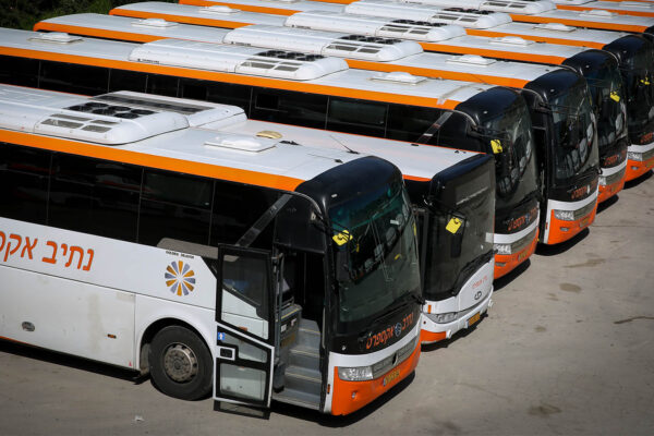 חניית אוטובוסים של חברת נתיב אקספרס (צילום: דוד כהן/פלאש90)