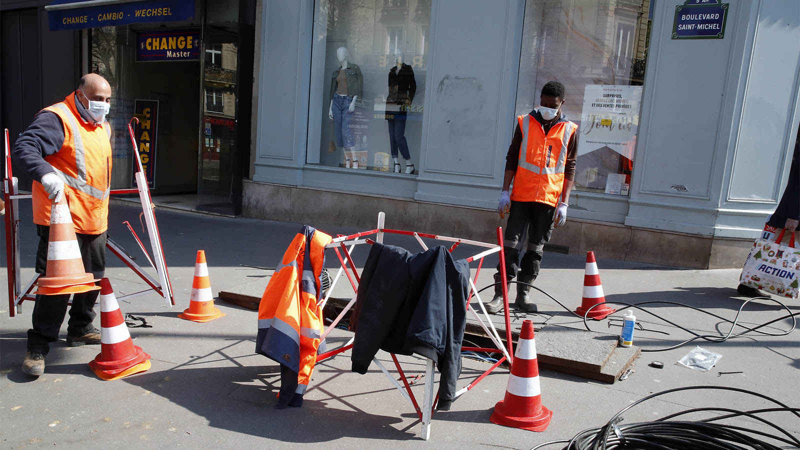 עובדים מתקנים תשתיות רשת בפריז בזמן משבר הקורונה. &quot;שכר המינימום צריך להיות מחושב על פי אינדיקטורים קבועים, שאי אפשר להתעלם מהם&quot; (צילום ארכיון: AP Photo/Francois Mori)
