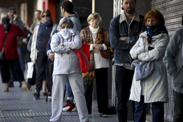 אנשים בתור לבנק בבואנוס אייריס, ארנטינה. 4 באפריל 2020 (AP Photo/Natacha Pisarenko)