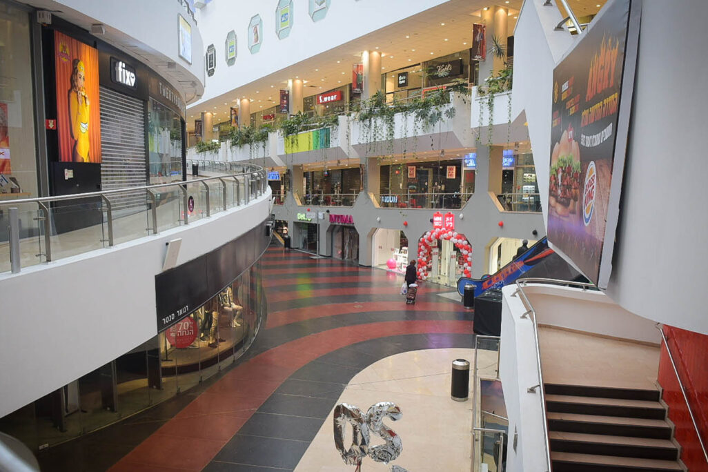 View of closed shops in the empty Dizengoff Center, in Tel Aviv on  March 19, 2020.The government orders all bars, restaurants and malls to close in an effort to contain the spread of coronavirus. Photo by Avshalom Sassoni/Flash90