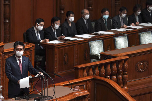 ראש ממשלת יפה שינזו האבה נואם בפרלמנט בעת משבר הקורונה, 3 באפריל 2020 (AP Photo/Eugene Hoshiko)