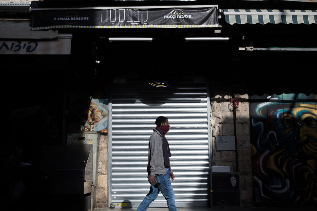 سوق محانيه يهودا مغلق بسبب وباء كورونا. 24 مارس (تصوير: يوناتان زيندل / فلاش 90)