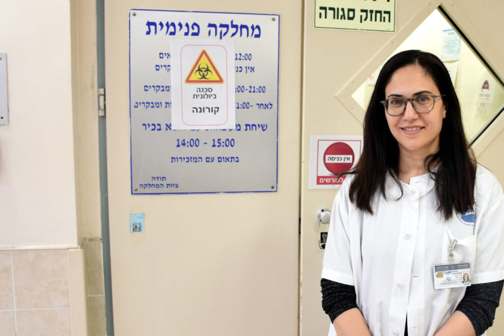 د. هبة أبو زياد، مديرة وحدة الوقاية من العدوى في مستشفى بيدا بوريا (تصوير: ميا تسفان، المتحدثة باسم مركز بيدا بوريا الطبي)