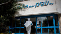 עובד מד"א לוקח בדיקות קורונה בבית לדיור מוגן, נופים בירושלים. 27 במרץ (צילום: יונתן זינדל//פלאש90)