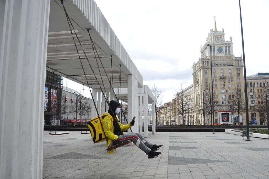 שליח נח על נדנדה ברחוב ריק במוסקבה (Aleksandr Avilov, Moscow News Agency photo via AP)