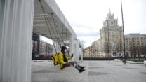 שליח נח על נדנדה ברחוב ריק במוסקבה (Aleksandr Avilov, Moscow News Agency photo via AP)