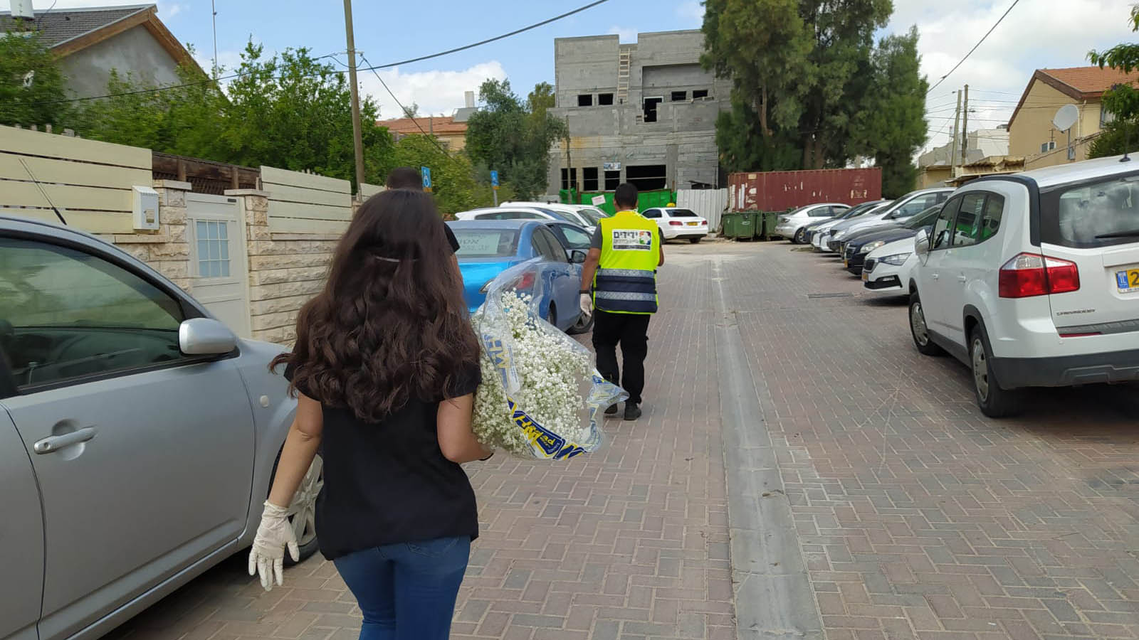 أحمد العبرة وليهيا نافون مع باقة زهور في يدها. (تصوير: ياهيل فرج)