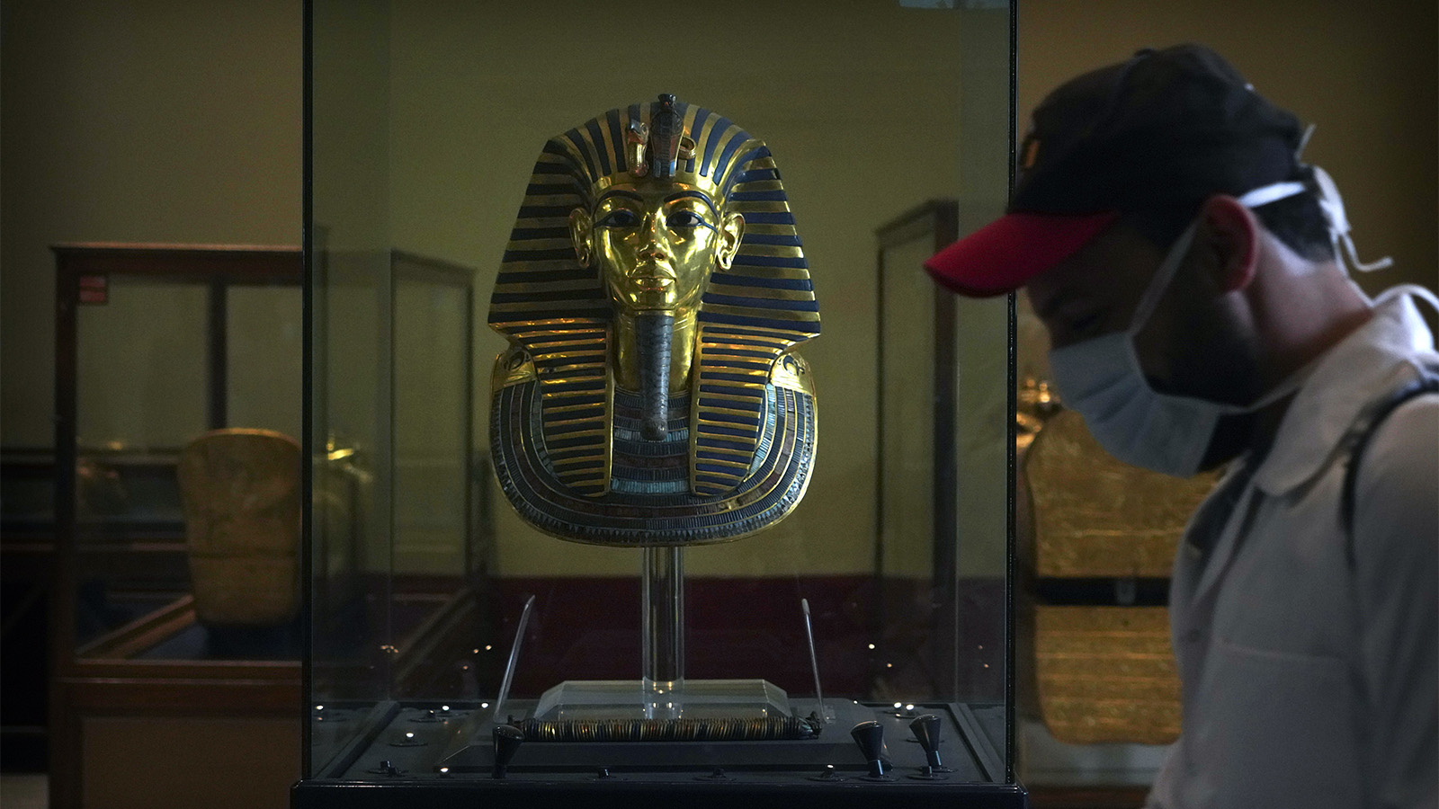 עובד מחטא את חדר של המסכה של המלך תות ענח' אמון במוזיאון בקהיר, מצריים. 23 במרץ 2020. (AP Photo/Hamada Elrasam)