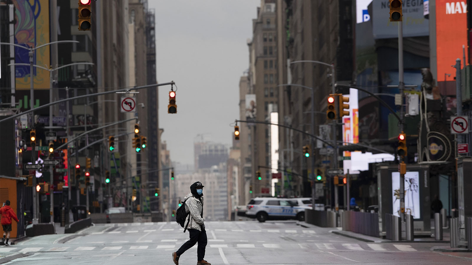 איש הולך בטיימס סקוואר השקטה. ניו יורק 9 באפריל 2020 (AP Photo/Mark Lennihan)