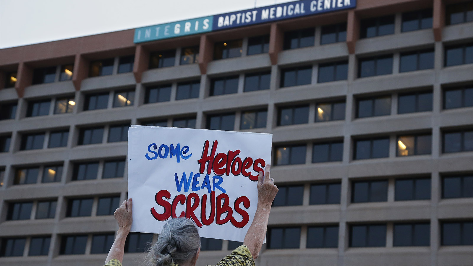 אישה מביעה תמיכה בצוות הרפואי בבית חולים באוקלהומה סיטי. 9 באפריל 2020 (AP Photo/Sue Ogrocki)