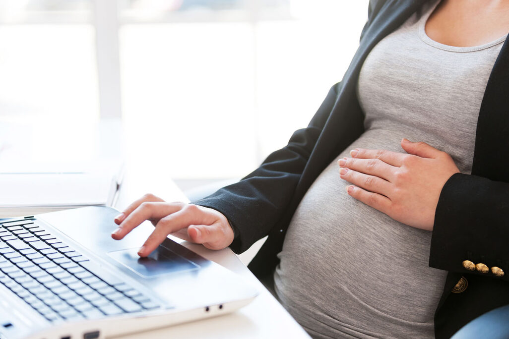 אישה בהריון במקום העבודה (צילום: Shutterstock)
