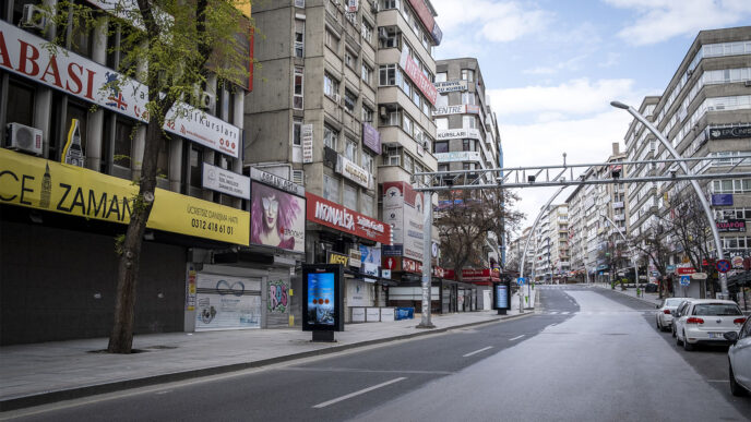 רחוב נטוש באנקרה אחרי הטלת עוצר מלא בן 48 שעות על 31 מחוזות בטורקיה, 11 באפריל 2020. (צילום: Ali Balikci/Anadolu Agency via Getty Images)