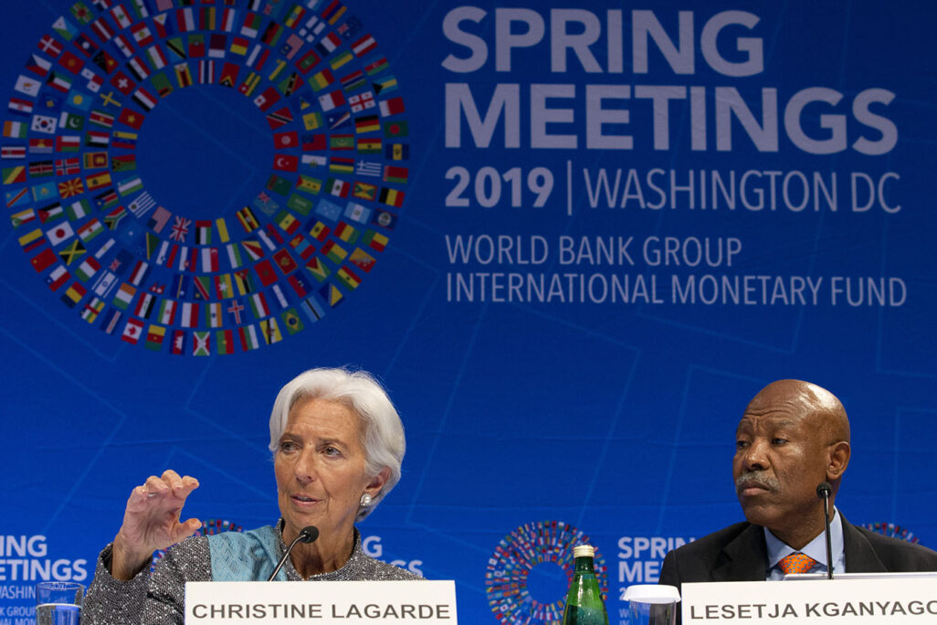 כריסטין לגארד יו"ר קרן המטבע לשעבר, לצד יו"ר הוועדה המוניטרית  של דרום אפריקה .אפריל 2019. (AP Photo/Jose Luis Magana)