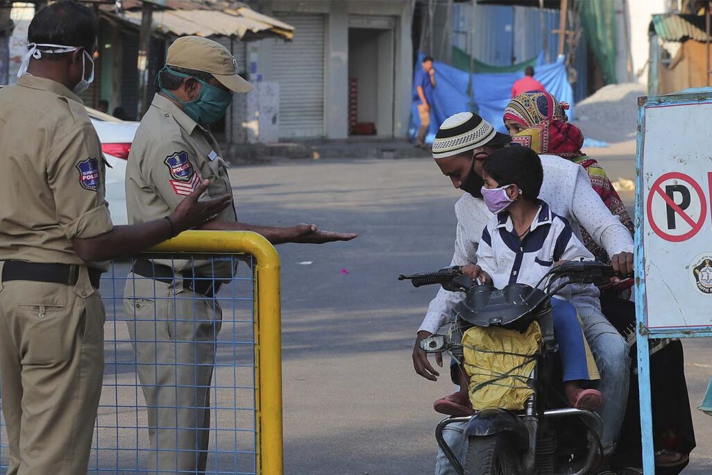 שוטרים חוקרים נוסעים בעיר היידראבאד בהודו, 10 באפריל, 2020 (AP Photo/ Mahesh Kumar A.)