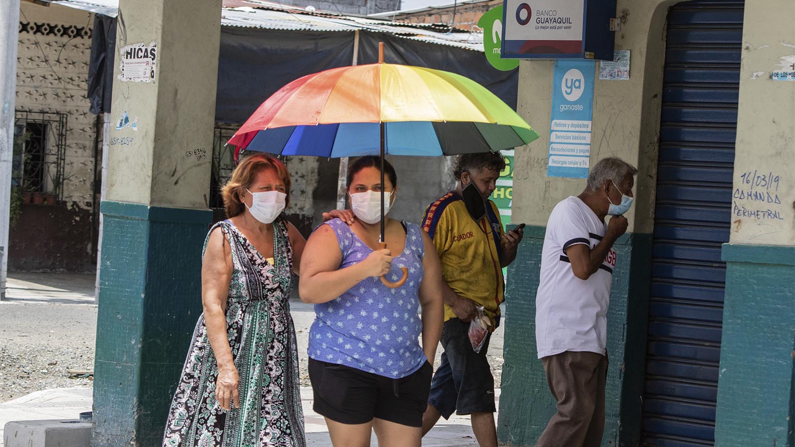 אנשים בעיר גוויאקיל, אקוודור. 6 באפריל 2020. (AP Photo/Luis Perez)