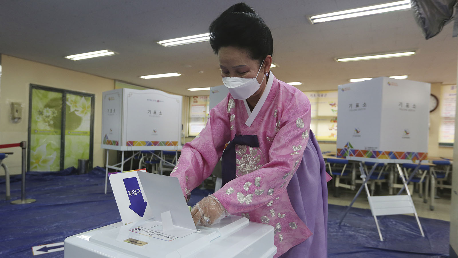 בבחירות בצל קורונה (AP Photo/Ahn Young-joon)