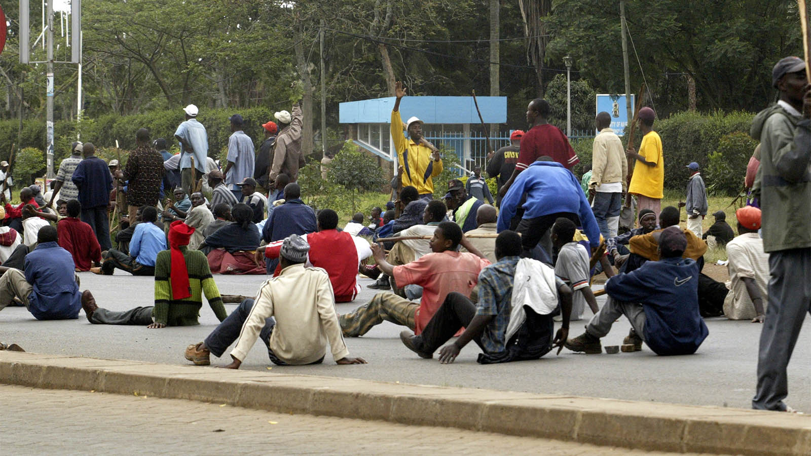 מפגינים חוסמים כביש בחוצות ניירובי במחאה על העיכוב בפרסום תוצאות הבחירות. קניה. 2007.