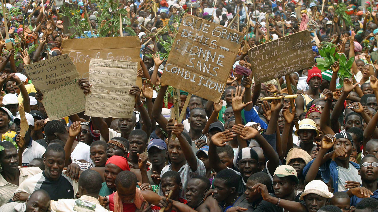 المتظاهرون ضد الحكومة في الحرب الأهلية في ساحل العاج. 2002. (Photo by Patrick ROBERT/Corbis via Getty Images)