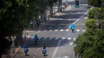 שליחים של וולט נוסעים ברחוב דיזנגוף במהלך מגפת הקורונה. 15 באפריל. (צילום: מרים אלטשר/פלאש90)