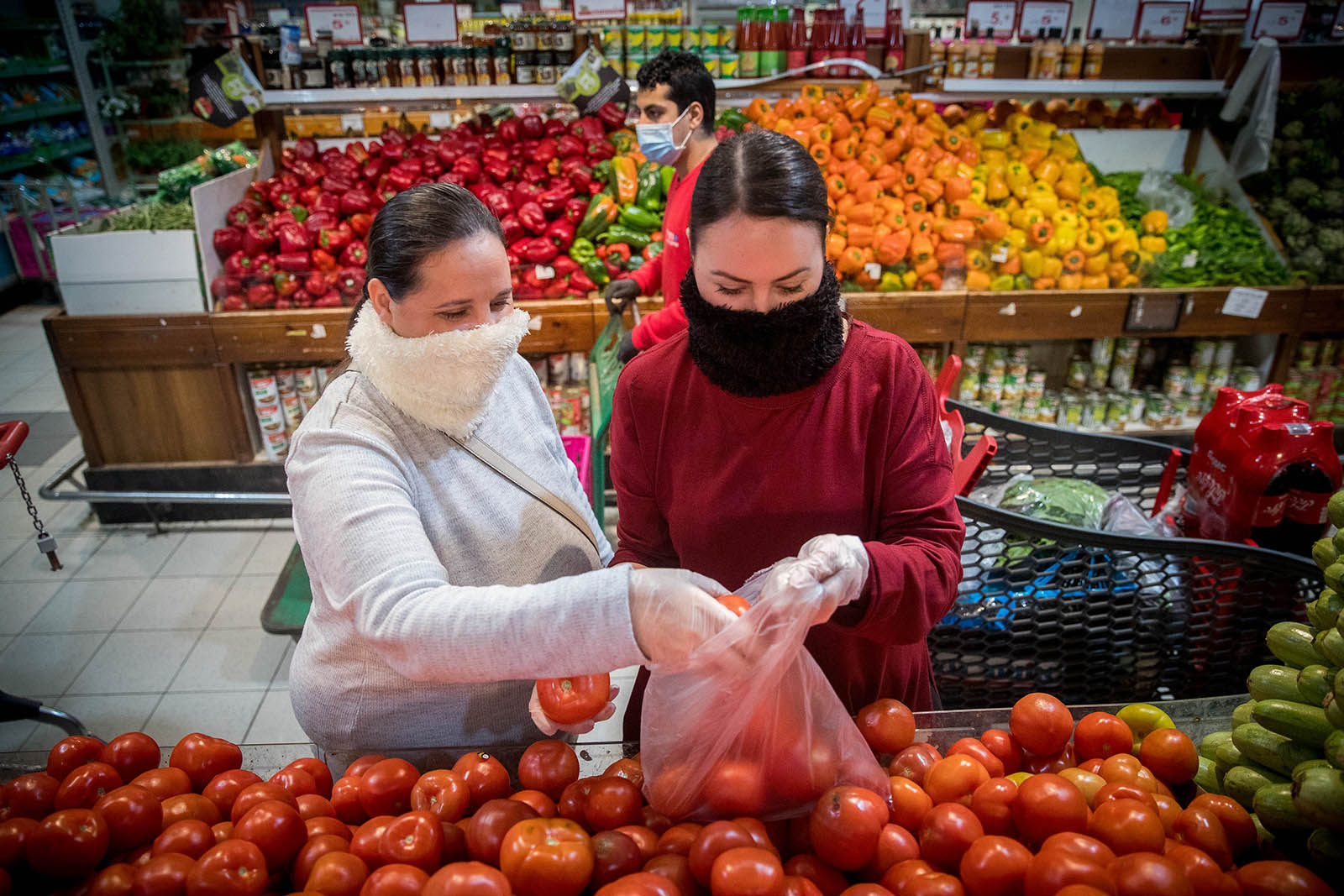 קונות בוחרות עגבניות בסופרמרקט (צילום: יונתן זינדל/פלאש90)