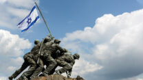 החיילים המתועדים בתמונה נשלפו מהחזית למטרה לאומית חשובה לא פחות: גיוס החוב הדרוש לארה"ב למימון המלחמה (צילום: Brandon Bourdages / Shutterstock.com, עיבוד: אידאה)