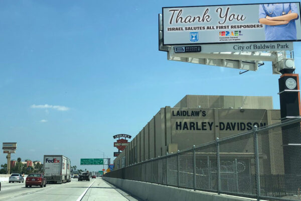 שלט חוצות מטעם הקונסוליה הישראלית בלוס אנג'לס המביע סולידריות והוקרה לתושבים ולעובדי הבריאות. השלטים הוצבו על כביש I-10 בלוס אנג׳לס. (צילום: הקונסוליה הישראלית בלוס אנג'לס)