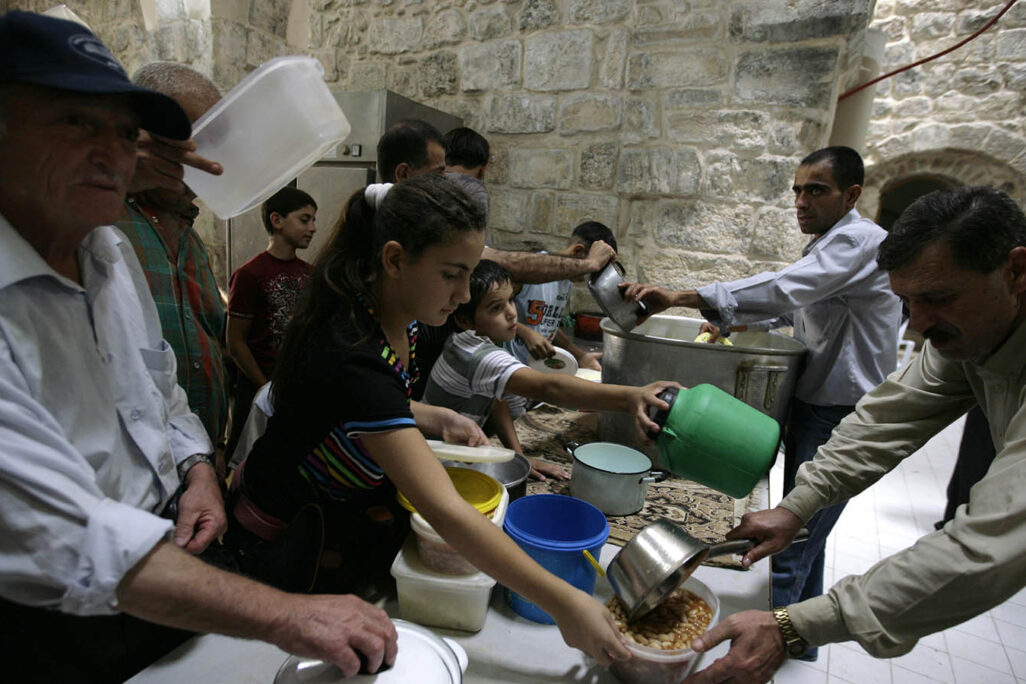 توزيع المواد الغذائية على المحتاجين في الحي الإسلامي بالبلدة القديمة القدس. أرشفة ، المصورون لا علاقة لهم بالقصة. (تصوير: معمر عوض / فلاش 90)