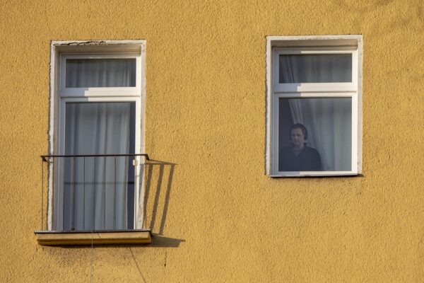 חלון בברלין. לפעמים צריך לארוב, להמתין עד שמישהו ייצא (צילום: מרב מרודי)