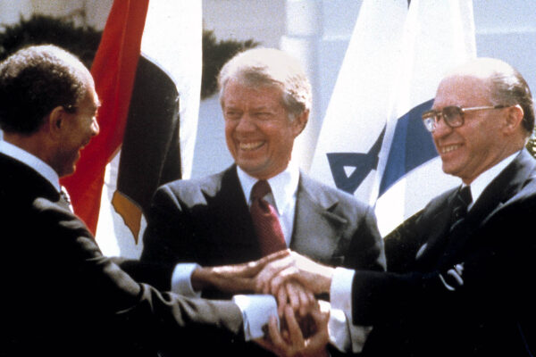 ראש ממשלת ישראל מנחם בגין (מימין), נשיא ארה"ב ג'ימי קרטר ונשיא מצרים אנואר סאדאת בטקס חתימת הסכם השלום בין ישראל למצרים, 26 במרץ 1979. (AP Photo/Bob Daugherty)