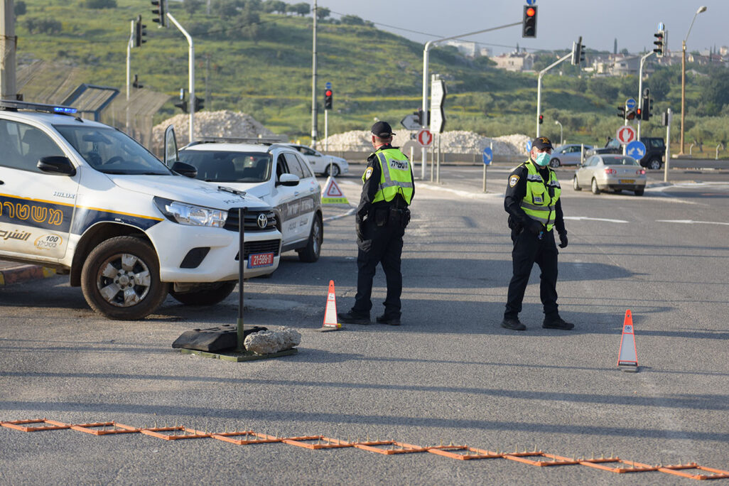 שוטרים אוכפים סגר. (צילום ארכיון: דוברות משטרת ישראל) שוטרים אוכפים סגר. (צילום ארכיון: דוברות משטרת ישראל)
