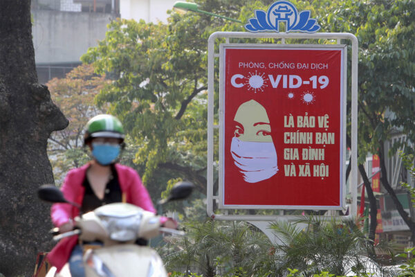 בהאנוי, וייטנאם. "חבישת מסכה על הפנים נהוגה אצלנו בקרב נשים, עוד לפני הקורונה, כדי לשמור על עור הפנים" (AP Photo/Hau Dinh)