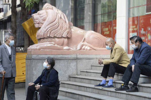 קשישים מחכים מחוץ לבנק בעיר ווהאן, בסין מוקד התפרצות מגפת הקורונה. 16 באפריל. (AP Photo/Ng Han Guan)