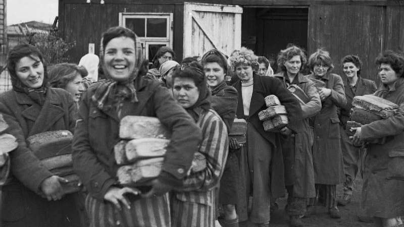 שחרור ברגן-בלזן: אסירות שמחות לאסוף את קצבת הלחם שלהן מהמטבח לאחר שחרור המחנה. (קרדיט: ויקימדיה קומונס)