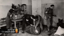 צוות של ארגון הבריאות היהודי בחיטוי דירות יהודים בגטו ורשה (ארכיון יד ושם)