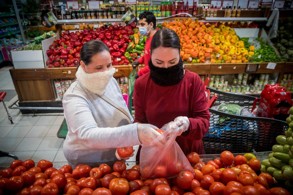 Israelis shopping at Rami Levy supermarket in Jerusalem on April 2, 2020. (Photograph: Yonatan Sindel/Flash90)